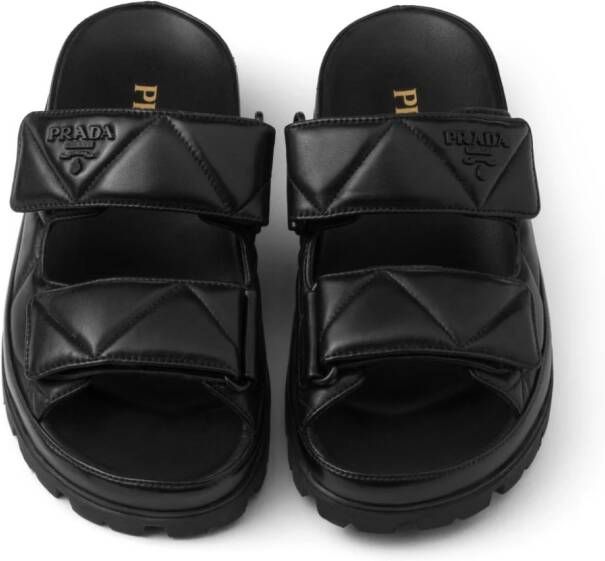 Prada Gevoerde slippers met logo Zwart