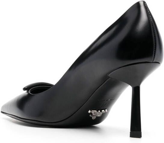 Prada Pumps met puntige neus Zwart