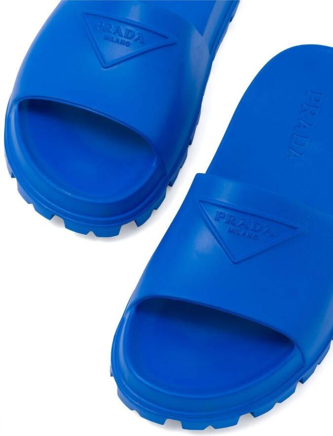 Prada Slippers met logo-reliëf Blauw