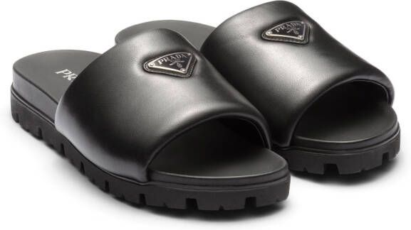 Prada Slippers met logoplakkaat Zwart