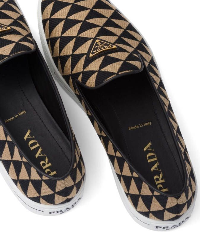 Prada Loafers met logo Zwart