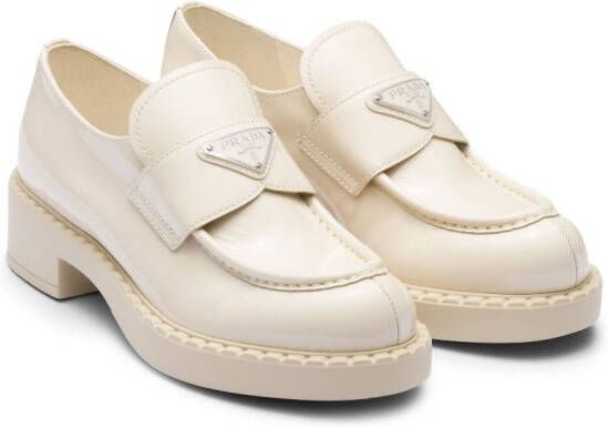 Prada Loafers met schakelketting Wit