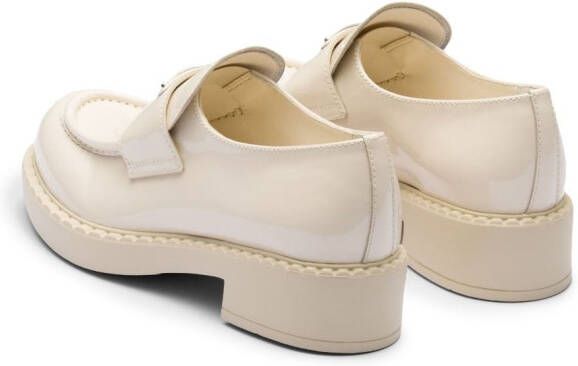 Prada Loafers met schakelketting Wit