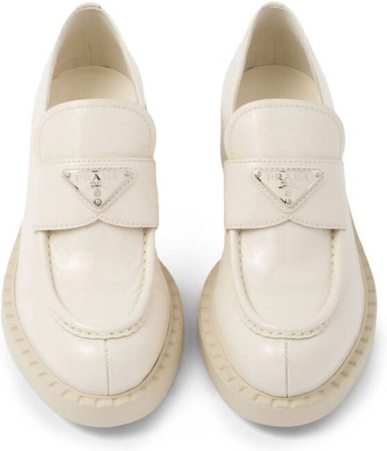 Prada Loafers met schakelketting Wit