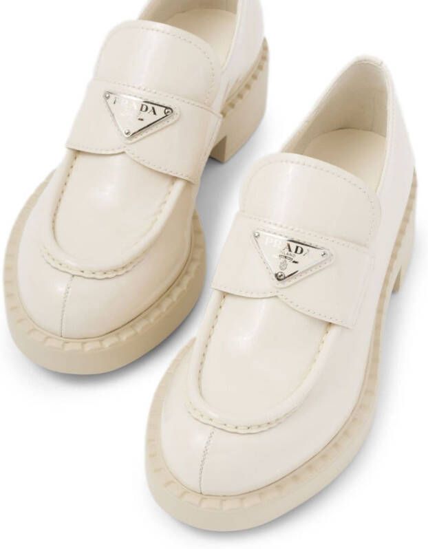 Prada Loafers met schakelketting Wit