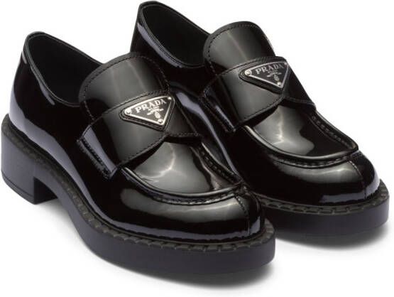 Prada Loafers met schakelketting Zwart