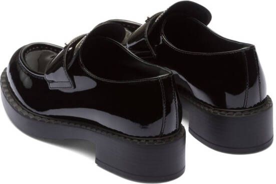 Prada Loafers met schakelketting Zwart