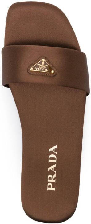 Prada Satijnen slippers met logo Bruin