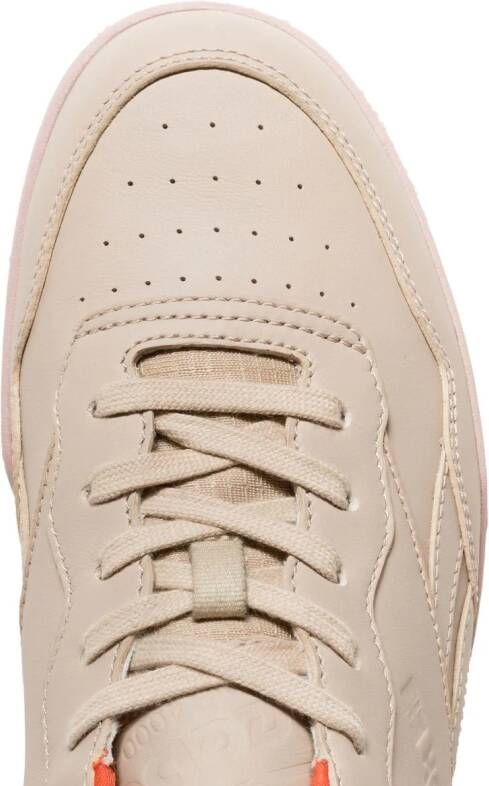 Reebok LTD BB4000 II sneakers van imitatieleer Beige