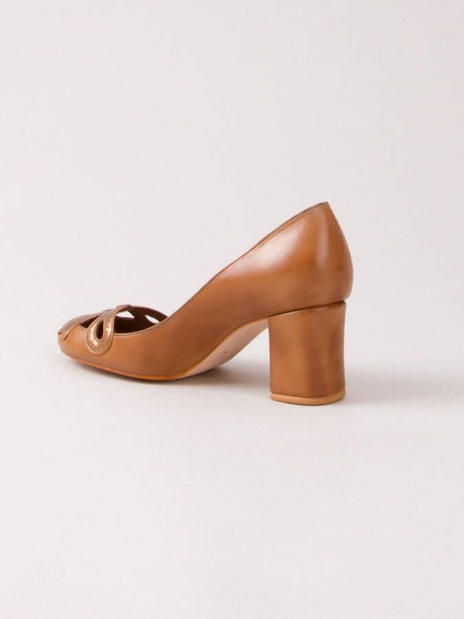 Sarah Chofakian pumps met chunky hak Bruin