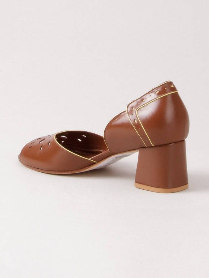 Sarah Chofakian pumps met chunky hak Bruin