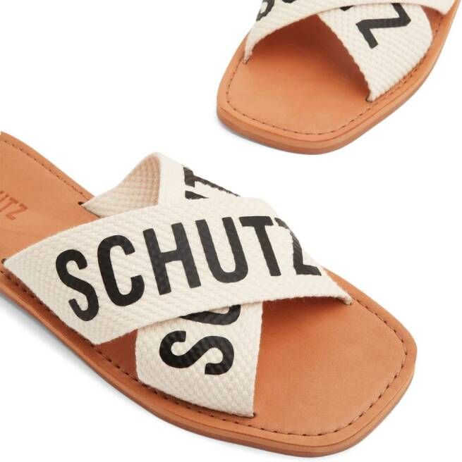 Schutz Slippers met logoprint Beige