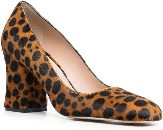 Stuart Weitzman Curveblock pumps met luipaardprint Bruin