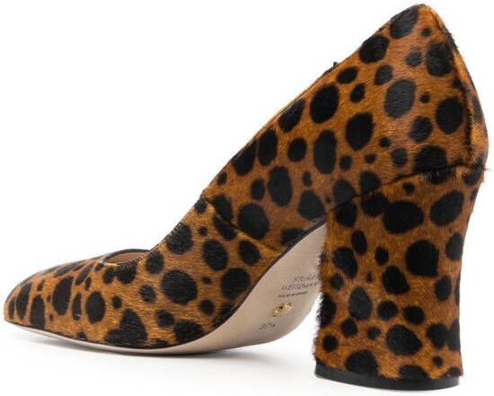 Stuart Weitzman Curveblock pumps met luipaardprint Bruin