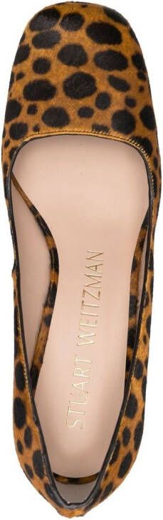 Stuart Weitzman Curveblock pumps met luipaardprint Bruin