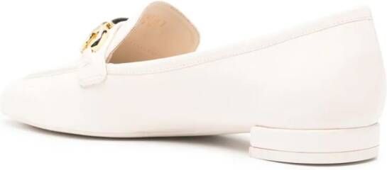 Stuart Weitzman Leren loafers met logoplakkaat Beige