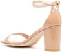 Stuart Weitzman Nudistcurve sandalen met blokhak Beige - Thumbnail 3