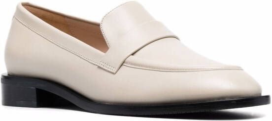 Stuart Weitzman Palmer Sleek loafers met ronde neus Beige