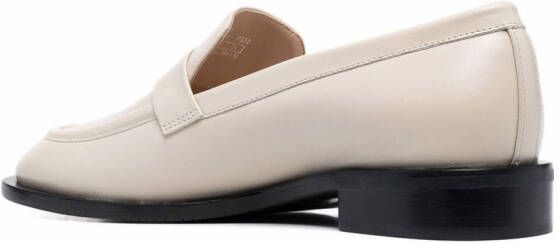 Stuart Weitzman Palmer Sleek loafers met ronde neus Beige