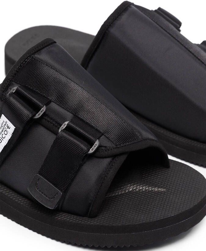 Suicoke badslippers met knoopdetail Zwart