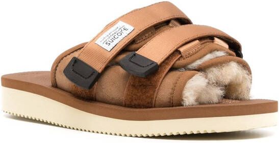 Suicoke Moto slippers met lammy afwerking Bruin