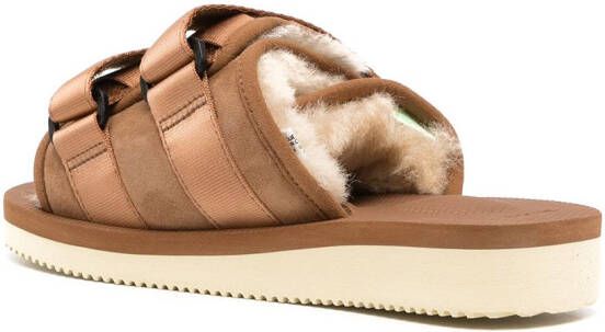 Suicoke Moto slippers met lammy afwerking Bruin