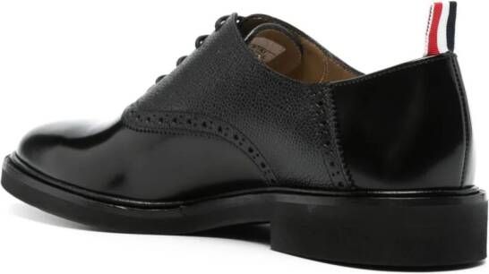 Thom Browne Leren brogues met logo label Zwart