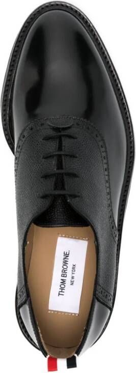 Thom Browne Leren brogues met logo label Zwart