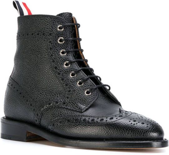 Thom Browne Wingtip Brogue Boot With Leather Sole In Black Pebble Grain Zwart