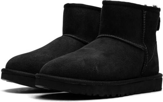 UGG Classic Mini II enkellaarzen Zwart