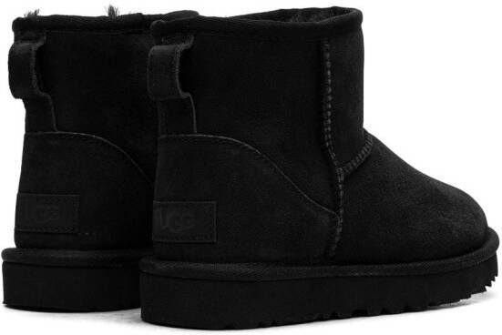 UGG Classic Mini II enkellaarzen Zwart