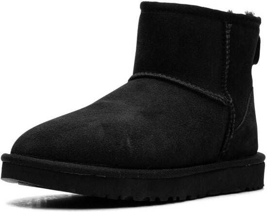 UGG Classic Mini II enkellaarzen Zwart