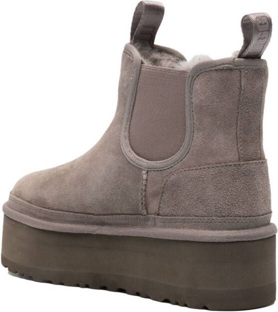 UGG Classic Mini enkellaarzen met plateauzool Grijs