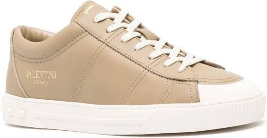 Valentino Garavani Cityplanet sneakers met studs Beige