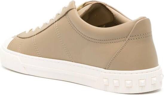 Valentino Garavani Cityplanet sneakers met studs Beige