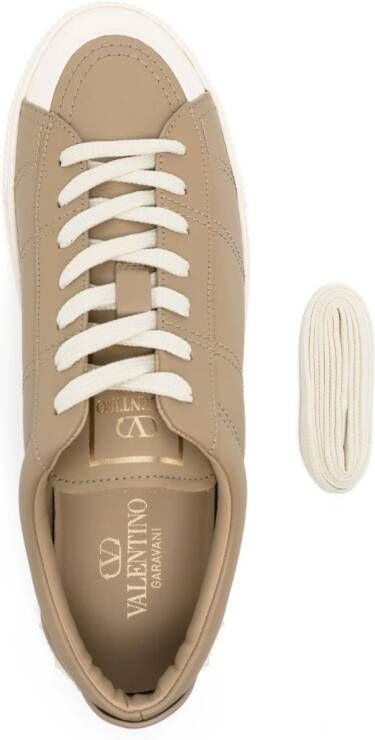 Valentino Garavani Cityplanet sneakers met studs Beige