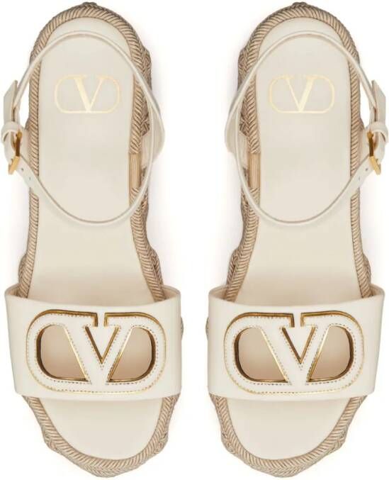 Valentino Garavani 110 mm VLogo sandalen met sleehak en uitgesneden details Beige