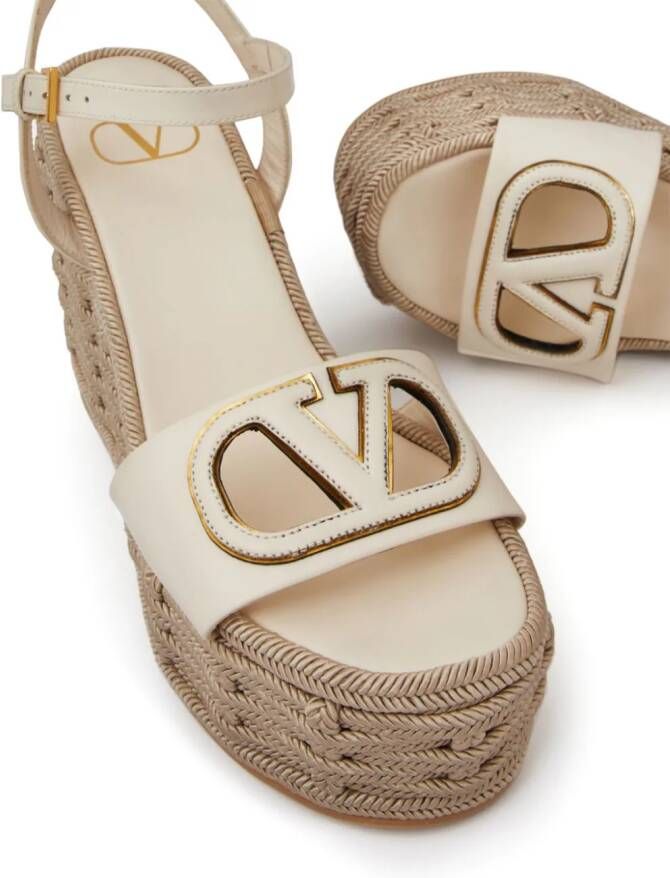 Valentino Garavani 110 mm VLogo sandalen met sleehak en uitgesneden details Beige