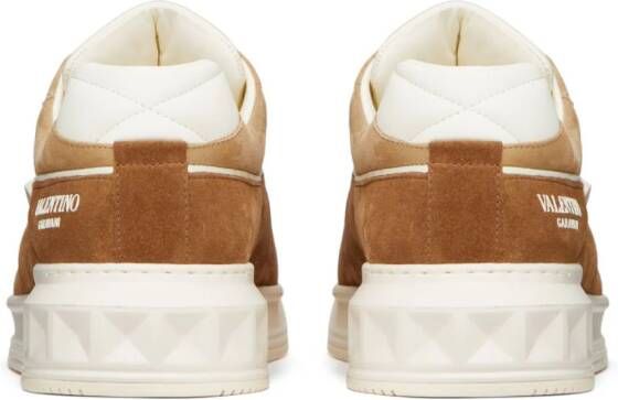 Valentino Garavani One Stud XL leren sneakers Beige