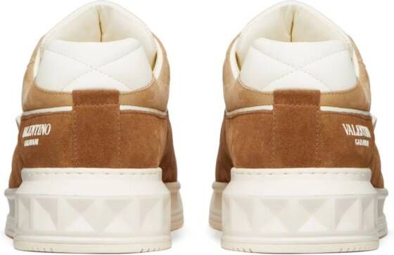 Valentino Garavani One Stud XL leren sneakers Beige