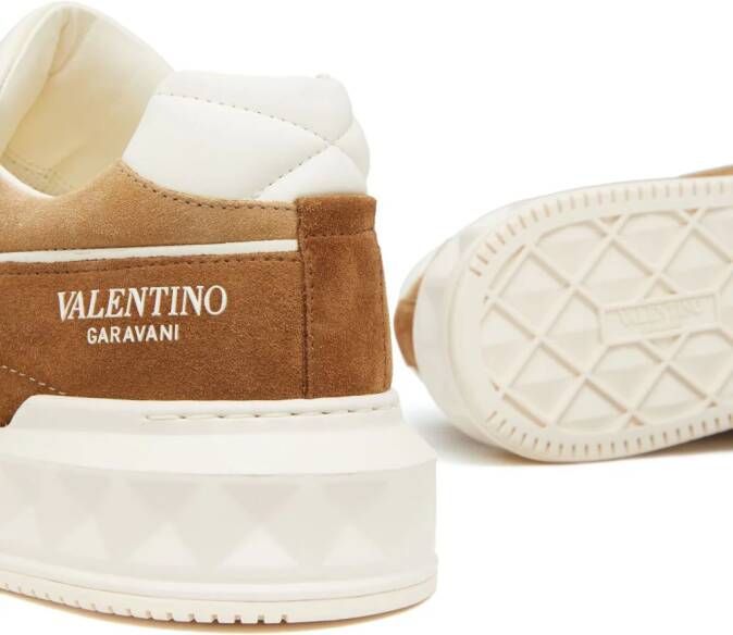 Valentino Garavani One Stud XL leren sneakers Beige