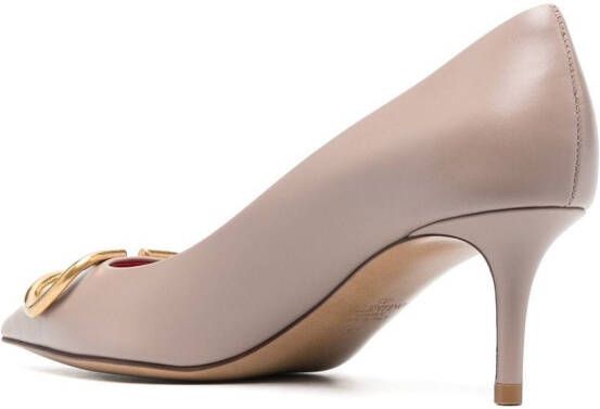 Valentino Garavani Pumps met logoplakkaat Beige