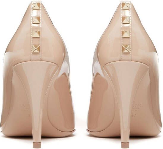 Valentino Garavani Pumps met puntige neus en studs Beige