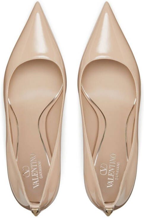 Valentino Garavani Pumps met puntige neus en studs Beige
