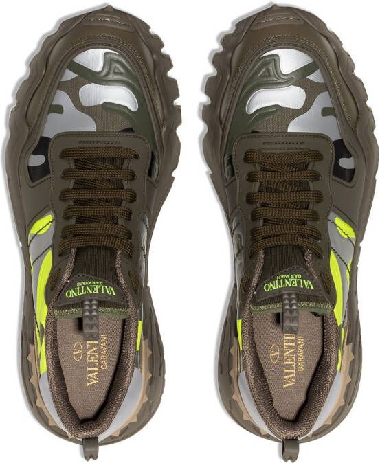 Valentino Garavani Rockrunner sneakers met camouflageprint Bruin