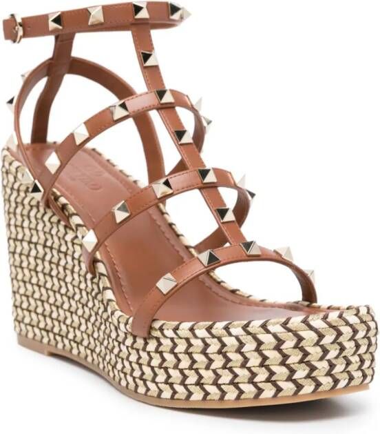 Valentino Garavani Rockstud 100mm espadrilles met sleehak Bruin