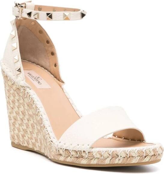 Valentino Garavani Rockstud espadrilles met sleehak Beige