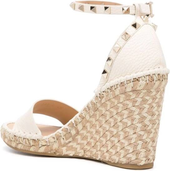 Valentino Garavani Rockstud espadrilles met sleehak Beige