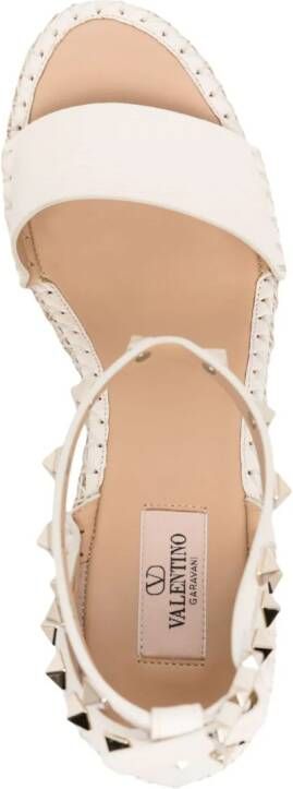 Valentino Garavani Rockstud espadrilles met sleehak Beige