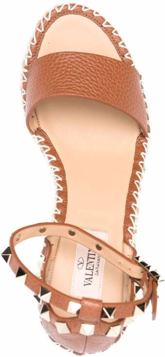 Valentino Garavani Rockstud espadrille sandalen met sleehak Bruin